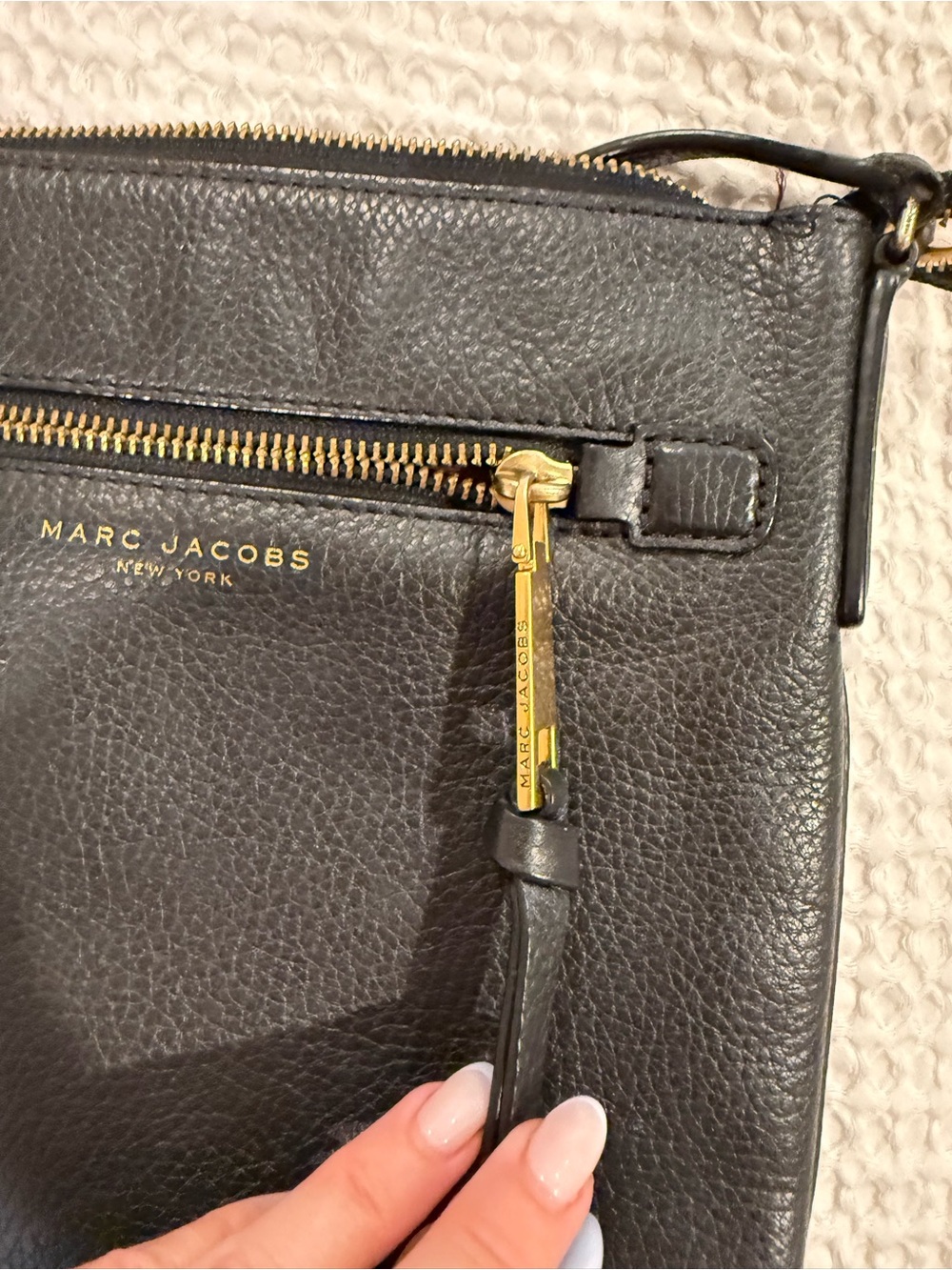 Marc Jacobs Recruit Black Pebbled Leather Messenger Crossbody with Gold Hardware - Picture 3 of 7
